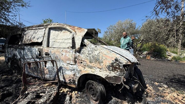 گزارش تصویری | آتش زدن خودروهای فلسطینی از سوی شهرک‌نشینان صهیونیست در کرانه باختری