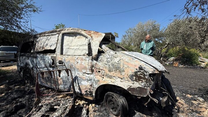 گزارش تصویری | آتش زدن خودروهای فلسطینی از سوی شهرک‌نشینان صهیونیست در کرانه باختری