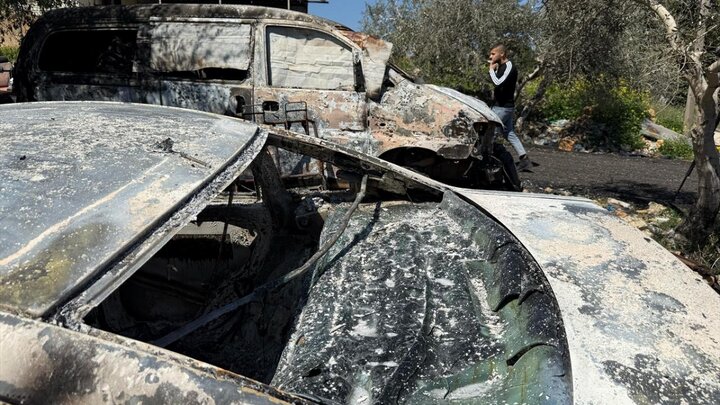گزارش تصویری | آتش زدن خودروهای فلسطینی از سوی شهرک‌نشینان صهیونیست در کرانه باختری