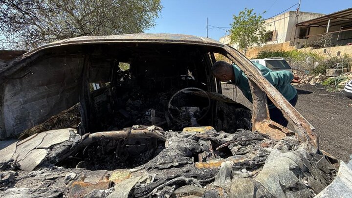 گزارش تصویری | آتش زدن خودروهای فلسطینی از سوی شهرک‌نشینان صهیونیست در کرانه باختری