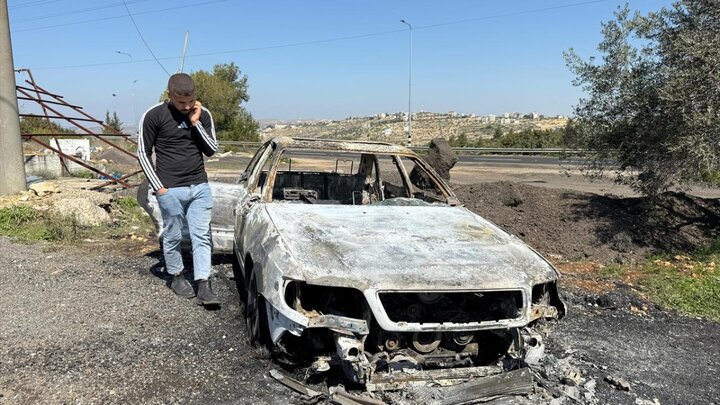 گزارش تصویری | آتش زدن خودروهای فلسطینی از سوی شهرک‌نشینان صهیونیست در کرانه باختری