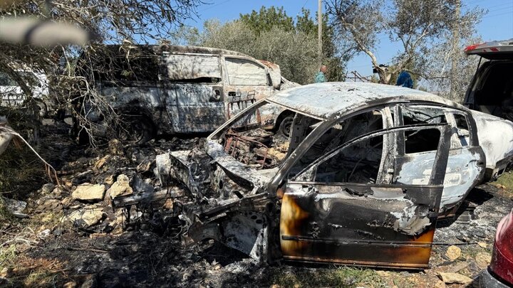 گزارش تصویری | آتش زدن خودروهای فلسطینی از سوی شهرک‌نشینان صهیونیست در کرانه باختری