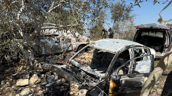 گزارش تصویری | آتش زدن خودروهای فلسطینی از سوی شهرک‌نشینان صهیونیست در کرانه باختری