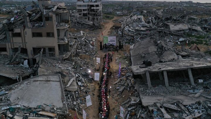 Photos: Gazans break their fast in midst of ruins