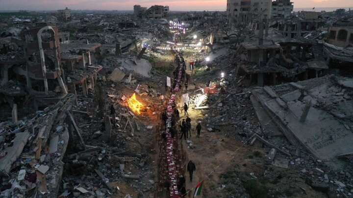 Photos: Gazans break their fast in midst of ruins
