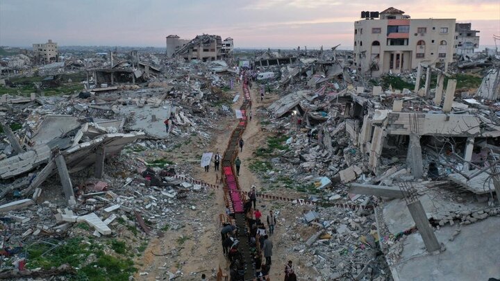 Photos: Gazans break their fast in midst of ruins