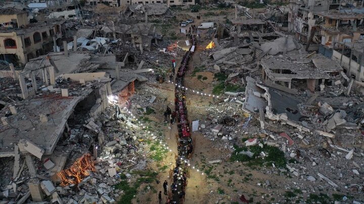 Photos: Gazans break their fast in midst of ruins