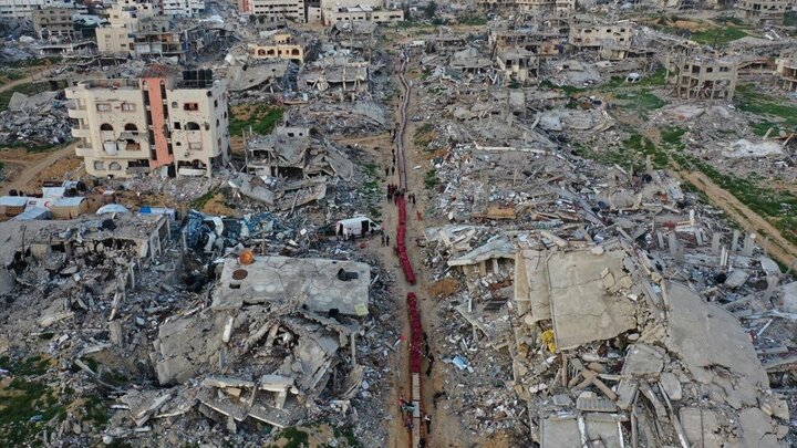Photos: Gazans break their fast in midst of ruins