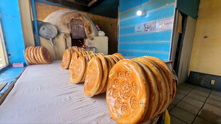 عکس خبری | نان «پاتیر» از اقلام ضروری سفرۀ مردم ازبکستان در ماه رمضان