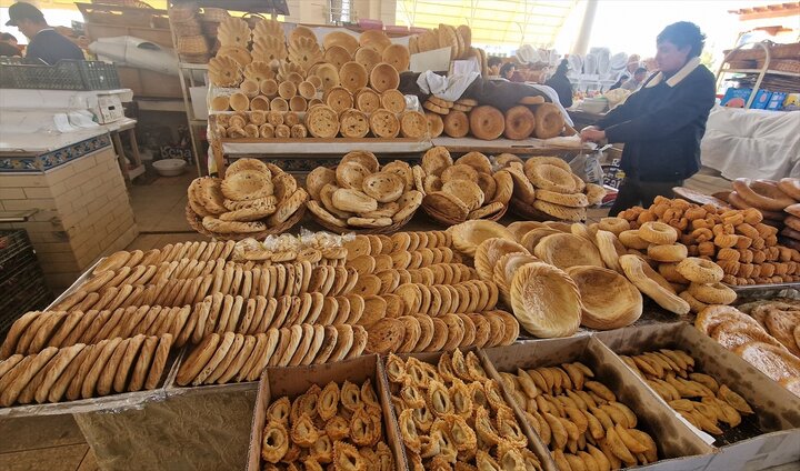 عکس خبری | نان «پاتیر» از اقلام ضروری سفرۀ مردم ازبکستان در ماه رمضان