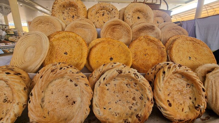 عکس خبری | نان «پاتیر» از اقلام ضروری سفرۀ مردم ازبکستان در ماه رمضان