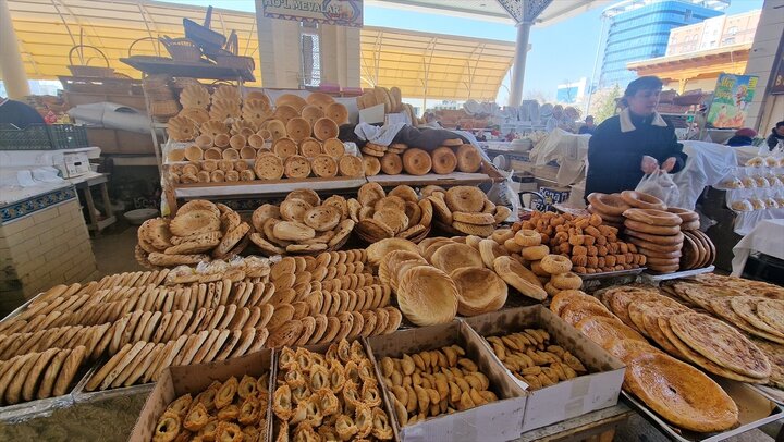 عکس خبری | نان «پاتیر» از اقلام ضروری سفرۀ مردم ازبکستان در ماه رمضان