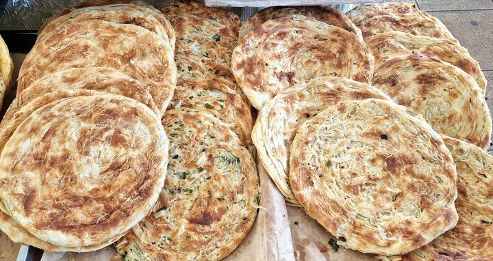 عکس خبری | نان «پاتیر» از اقلام ضروری سفرۀ مردم ازبکستان در ماه رمضان