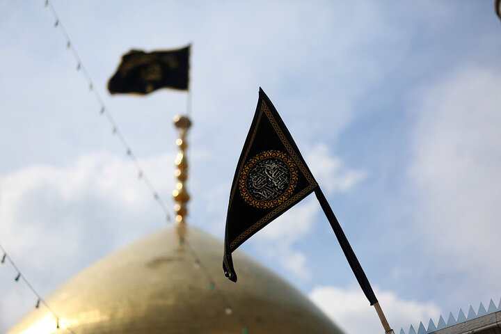 ဟဇရသ် မအ်စူမဟ် ကွမ်း (စ.အ)  ရောင်ဇာတော် တွင် အွန်မိုလ်မိုအ်မေနီးန် ဟဇရသ် ခဒီဂျဟ် (စ.အ) ၏ ဝဖါးသ်အတွက် ပြုလုပ်နေသည့် အဇါ မြင်ကွင်း  ။ ။ Photos