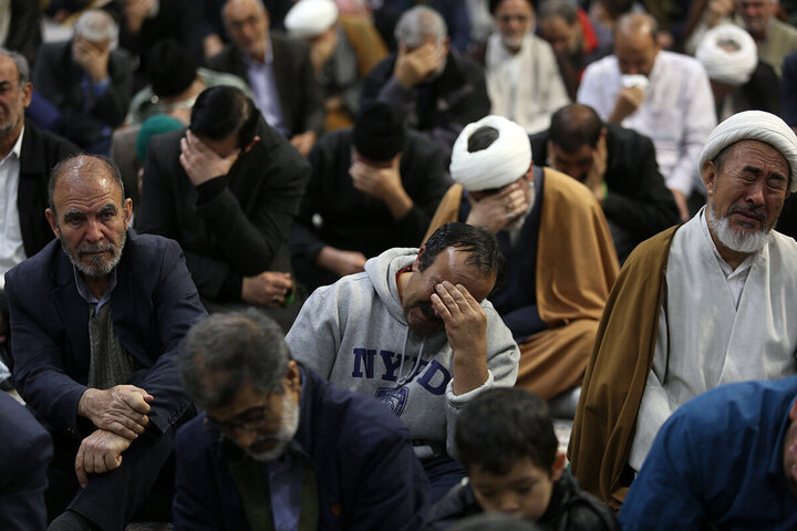 ဟဇရသ် မအ်စူမဟ် ကွမ်း (စ.အ)  ရောင်ဇာတော် တွင် အွန်မိုလ်မိုအ်မေနီးန် ဟဇရသ် ခဒီဂျဟ် (စ.အ) ၏ ဝဖါးသ်အတွက် ပြုလုပ်နေသည့် အဇါ မြင်ကွင်း  ။ ။ Photos