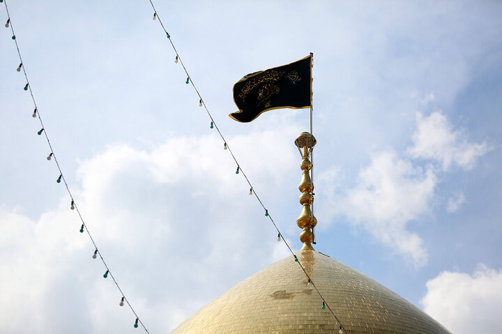 ဟဇရသ် မအ်စူမဟ် ကွမ်း (စ.အ)  ရောင်ဇာတော် တွင် အွန်မိုလ်မိုအ်မေနီးန် ဟဇရသ် ခဒီဂျဟ် (စ.အ) ၏ ဝဖါးသ်အတွက် ပြုလုပ်နေသည့် အဇါ မြင်ကွင်း  ။ ။ Photos