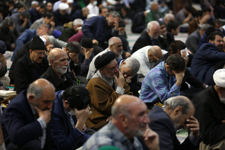 ဟဇရသ် မအ်စူမဟ် ကွမ်း (စ.အ)  ရောင်ဇာတော် တွင် အွန်မိုလ်မိုအ်မေနီးန် ဟဇရသ် ခဒီဂျဟ် (စ.အ) ၏ ဝဖါးသ်အတွက် ပြုလုပ်နေသည့် အဇါ မြင်ကွင်း  ။ ။ Photos