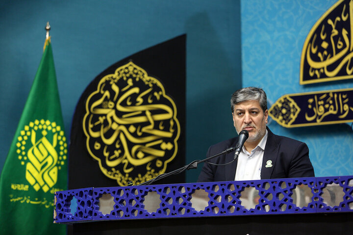 ဟဇရသ် မအ်စူမဟ် ကွမ်း (စ.အ)  ရောင်ဇာတော် တွင် အွန်မိုလ်မိုအ်မေနီးန် ဟဇရသ် ခဒီဂျဟ် (စ.အ) ၏ ဝဖါးသ်အတွက် ပြုလုပ်နေသည့် အဇါ မြင်ကွင်း  ။ ။ Photos