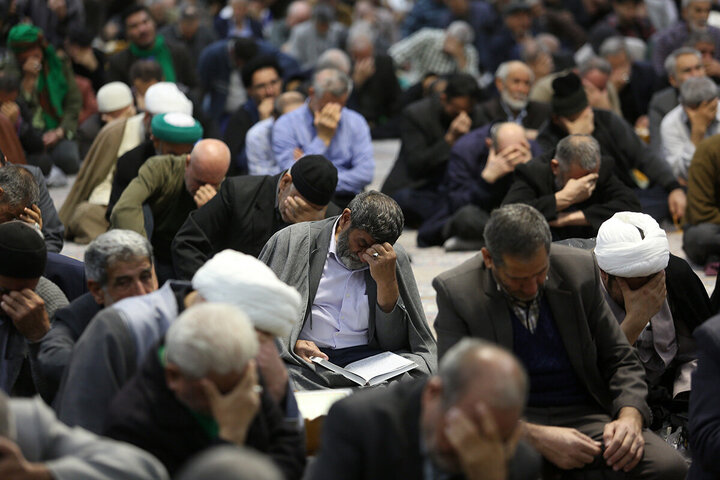 ဟဇရသ် မအ်စူမဟ် ကွမ်း (စ.အ)  ရောင်ဇာတော် တွင် အွန်မိုလ်မိုအ်မေနီးန် ဟဇရသ် ခဒီဂျဟ် (စ.အ) ၏ ဝဖါးသ်အတွက် ပြုလုပ်နေသည့် အဇါ မြင်ကွင်း  ။ ။ Photos