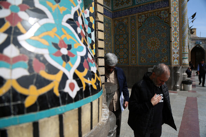 ဟဇရသ် မအ်စူမဟ် ကွမ်း (စ.အ)  ရောင်ဇာတော် တွင် အွန်မိုလ်မိုအ်မေနီးန် ဟဇရသ် ခဒီဂျဟ် (စ.အ) ၏ ဝဖါးသ်အတွက် ပြုလုပ်နေသည့် အဇါ မြင်ကွင်း  ။ ။ Photos