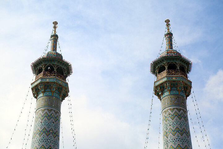 ဟဇရသ် မအ်စူမဟ် ကွမ်း (စ.အ)  ရောင်ဇာတော် တွင် အွန်မိုလ်မိုအ်မေနီးန် ဟဇရသ် ခဒီဂျဟ် (စ.အ) ၏ ဝဖါးသ်အတွက် ပြုလုပ်နေသည့် အဇါ မြင်ကွင်း  ။ ။ Photos