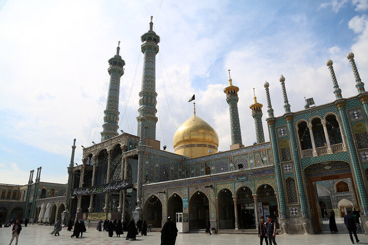 ဟဇရသ် မအ်စူမဟ် ကွမ်း (စ.အ)  ရောင်ဇာတော် တွင် အွန်မိုလ်မိုအ်မေနီးန် ဟဇရသ် ခဒီဂျဟ် (စ.အ) ၏ ဝဖါးသ်အတွက် ပြုလုပ်နေသည့် အဇါ မြင်ကွင်း  ။ ။ Photos