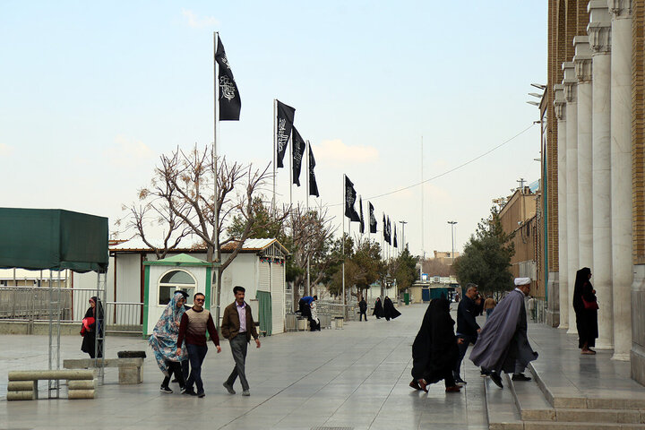 ဟဇရသ် မအ်စူမဟ် ကွမ်း (စ.အ)  ရောင်ဇာတော် တွင် အွန်မိုလ်မိုအ်မေနီးန် ဟဇရသ် ခဒီဂျဟ် (စ.အ) ၏ ဝဖါးသ်အတွက် ပြုလုပ်နေသည့် အဇါ မြင်ကွင်း  ။ ။ Photos