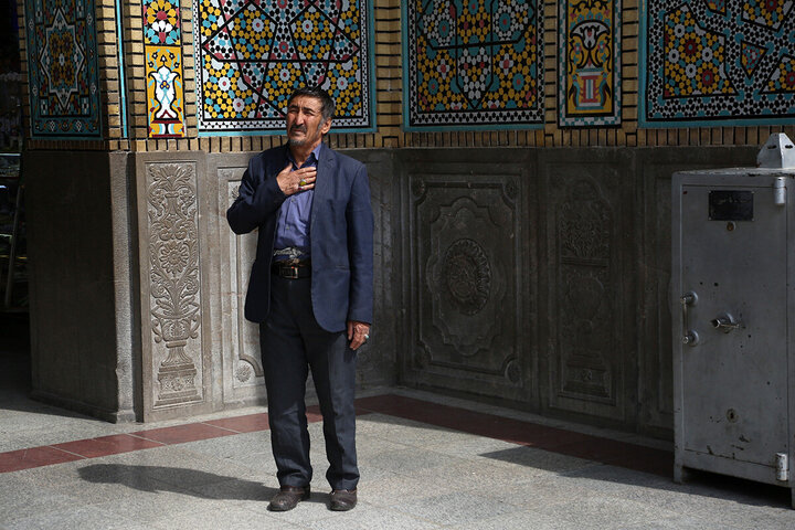 ဟဇရသ် မအ်စူမဟ် ကွမ်း (စ.အ)  ရောင်ဇာတော် တွင် အွန်မိုလ်မိုအ်မေနီးန် ဟဇရသ် ခဒီဂျဟ် (စ.အ) ၏ ဝဖါးသ်အတွက် ပြုလုပ်နေသည့် အဇါ မြင်ကွင်း  ။ ။ Photos