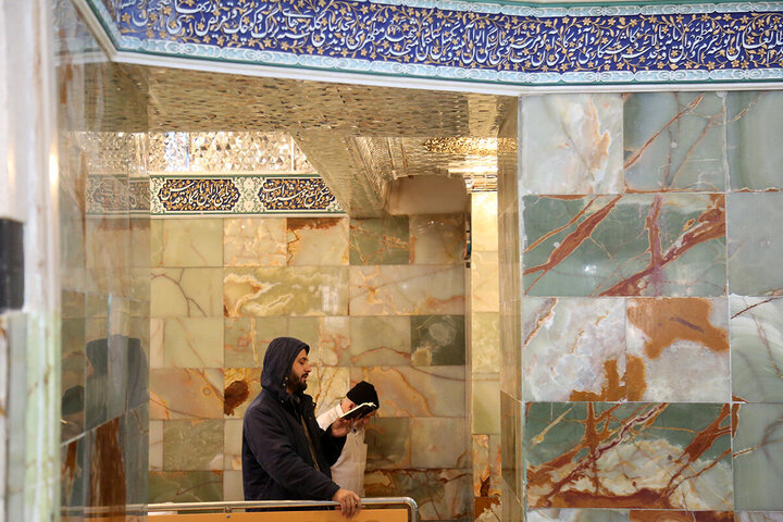 ဟဇရသ် မအ်စူမဟ် ကွမ်း (စ.အ)  ရောင်ဇာတော် တွင် အွန်မိုလ်မိုအ်မေနီးန် ဟဇရသ် ခဒီဂျဟ် (စ.အ) ၏ ဝဖါးသ်အတွက် ပြုလုပ်နေသည့် အဇါ မြင်ကွင်း  ။ ။ Photos