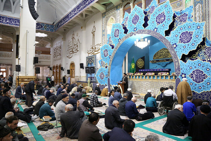 ဟဇရသ် မအ်စူမဟ် ကွမ်း (စ.အ)  ရောင်ဇာတော် တွင် အွန်မိုလ်မိုအ်မေနီးန် ဟဇရသ် ခဒီဂျဟ် (စ.အ) ၏ ဝဖါးသ်အတွက် ပြုလုပ်နေသည့် အဇါ မြင်ကွင်း  ။ ။ Photos