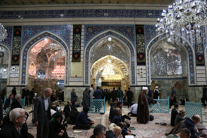 ဟဇရသ် မအ်စူမဟ် ကွမ်း (စ.အ)  ရောင်ဇာတော် တွင် အွန်မိုလ်မိုအ်မေနီးန် ဟဇရသ် ခဒီဂျဟ် (စ.အ) ၏ ဝဖါးသ်အတွက် ပြုလုပ်နေသည့် အဇါ မြင်ကွင်း  ။ ။ Photos