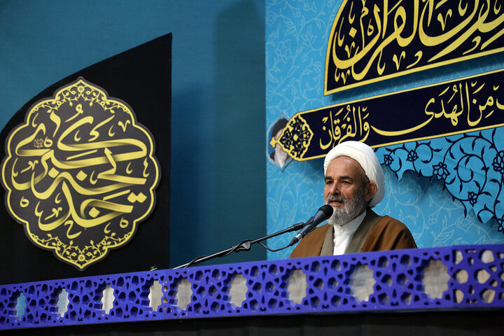 ဟဇရသ် မအ်စူမဟ် ကွမ်း (စ.အ)  ရောင်ဇာတော် တွင် အွန်မိုလ်မိုအ်မေနီးန် ဟဇရသ် ခဒီဂျဟ် (စ.အ) ၏ ဝဖါးသ်အတွက် ပြုလုပ်နေသည့် အဇါ မြင်ကွင်း  ။ ။ Photos