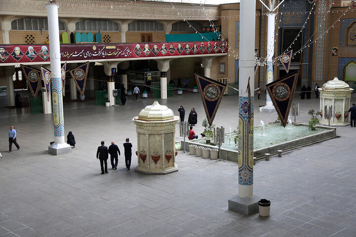 ဟဇရသ် မအ်စူမဟ် ကွမ်း (စ.အ)  ရောင်ဇာတော် တွင် အွန်မိုလ်မိုအ်မေနီးန် ဟဇရသ် ခဒီဂျဟ် (စ.အ) ၏ ဝဖါးသ်အတွက် ပြုလုပ်နေသည့် အဇါ မြင်ကွင်း  ။ ။ Photos