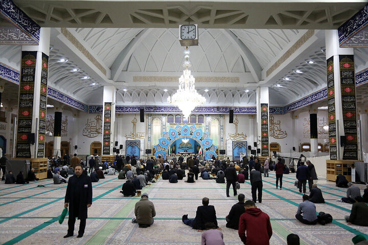 ဟဇရသ် မအ်စူမဟ် ကွမ်း (စ.အ)  ရောင်ဇာတော် တွင် အွန်မိုလ်မိုအ်မေနီးန် ဟဇရသ် ခဒီဂျဟ် (စ.အ) ၏ ဝဖါးသ်အတွက် ပြုလုပ်နေသည့် အဇါ မြင်ကွင်း  ။ ။ Photos