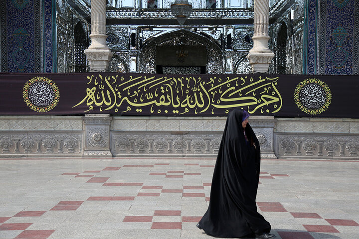 ဟဇရသ် မအ်စူမဟ် ကွမ်း (စ.အ)  ရောင်ဇာတော် တွင် အွန်မိုလ်မိုအ်မေနီးန် ဟဇရသ် ခဒီဂျဟ် (စ.အ) ၏ ဝဖါးသ်အတွက် ပြုလုပ်နေသည့် အဇါ မြင်ကွင်း  ။ ။ Photos