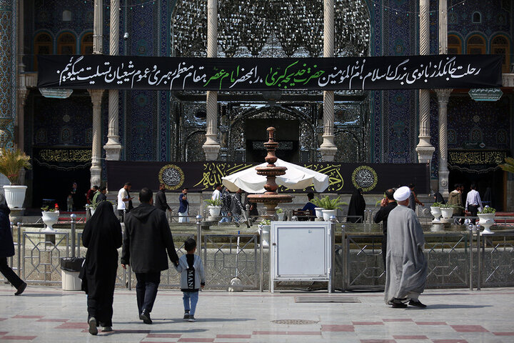 ဟဇရသ် မအ်စူမဟ် ကွမ်း (စ.အ)  ရောင်ဇာတော် တွင် အွန်မိုလ်မိုအ်မေနီးန် ဟဇရသ် ခဒီဂျဟ် (စ.အ) ၏ ဝဖါးသ်အတွက် ပြုလုပ်နေသည့် အဇါ မြင်ကွင်း  ။ ။ Photos