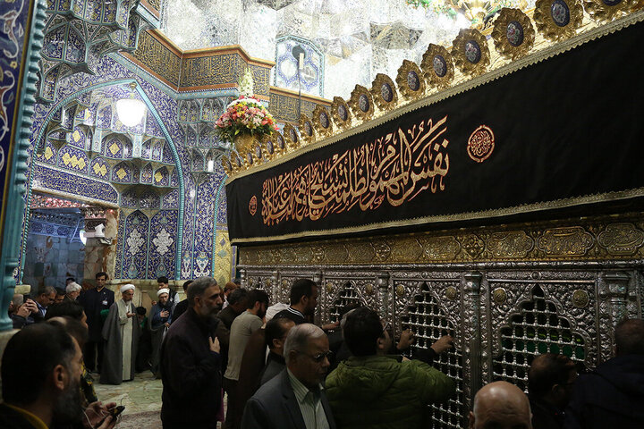 ဟဇရသ် မအ်စူမဟ် ကွမ်း (စ.အ)  ရောင်ဇာတော် တွင် အွန်မိုလ်မိုအ်မေနီးန် ဟဇရသ် ခဒီဂျဟ် (စ.အ) ၏ ဝဖါးသ်အတွက် ပြုလုပ်နေသည့် အဇါ မြင်ကွင်း  ။ ။ Photos