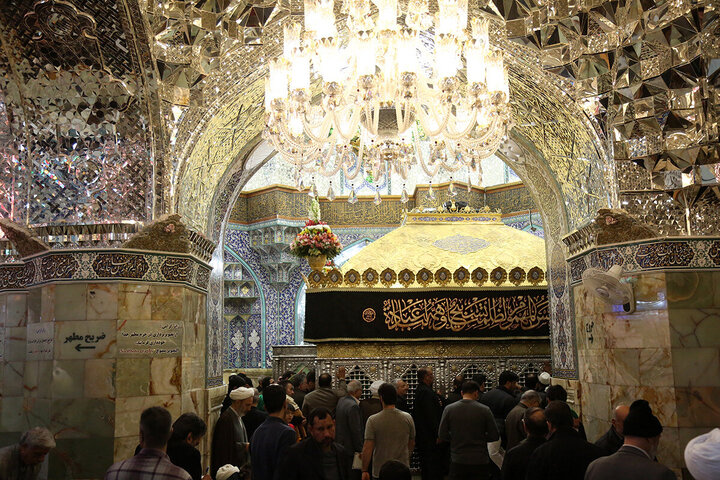 ဟဇရသ် မအ်စူမဟ် ကွမ်း (စ.အ)  ရောင်ဇာတော် တွင် အွန်မိုလ်မိုအ်မေနီးန် ဟဇရသ် ခဒီဂျဟ် (စ.အ) ၏ ဝဖါးသ်အတွက် ပြုလုပ်နေသည့် အဇါ မြင်ကွင်း  ။ ။ Photos