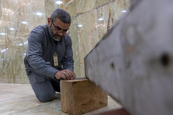 تنصيب شباكي سردابي الإمامين الحسين والجواد (عليهما السلام)