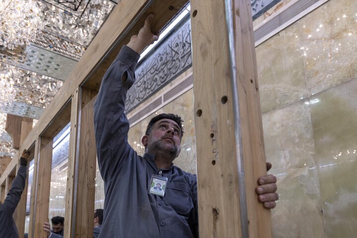 تنصيب شباكي سردابي الإمامين الحسين والجواد (عليهما السلام)