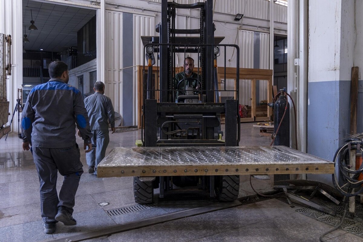 آمادهسازی ضریح دو سرداب امام حسین و امام جواد (علیهما السلام) برای نصب در صحن مطهر عباسی + عکس