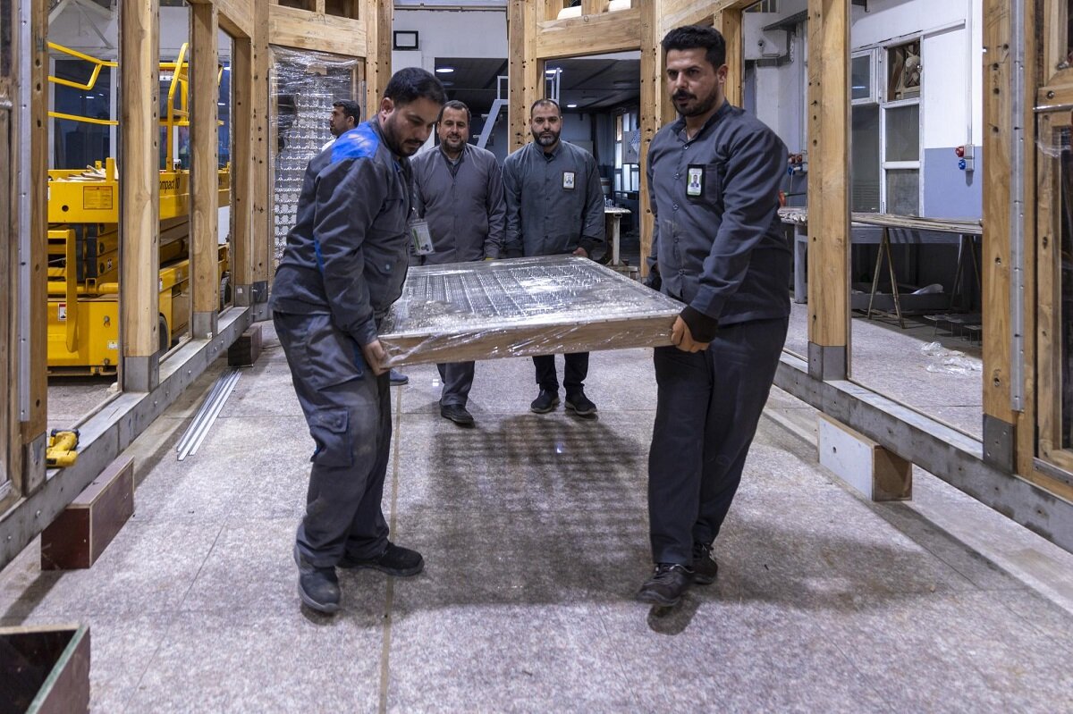 آمادهسازی ضریح دو سرداب امام حسین و امام جواد (علیهما السلام) برای نصب در صحن مطهر عباسی + عکس