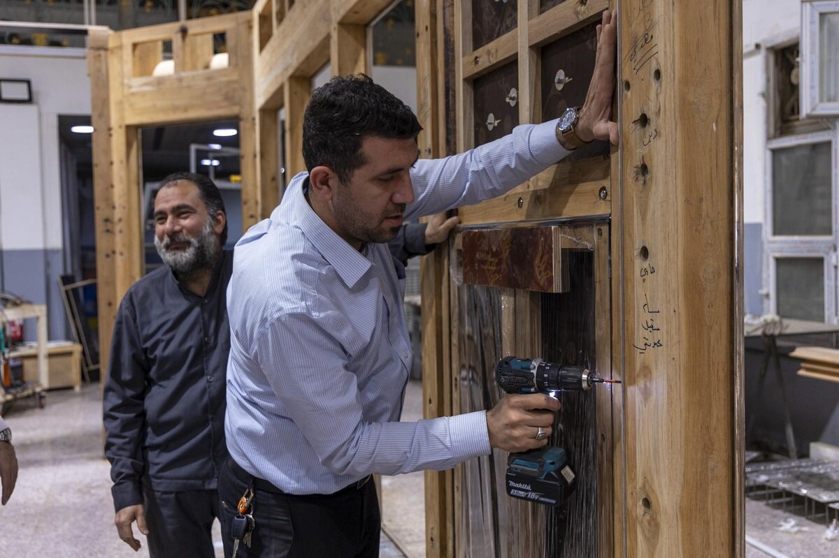 آمادهسازی ضریح دو سرداب امام حسین و امام جواد (علیهما السلام) برای نصب در صحن مطهر عباسی + عکس