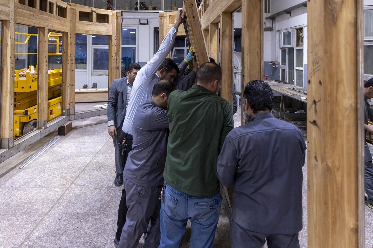 آمادهسازی ضریح دو سرداب امام حسین و امام جواد (علیهما السلام) برای نصب در صحن مطهر عباسی + عکس