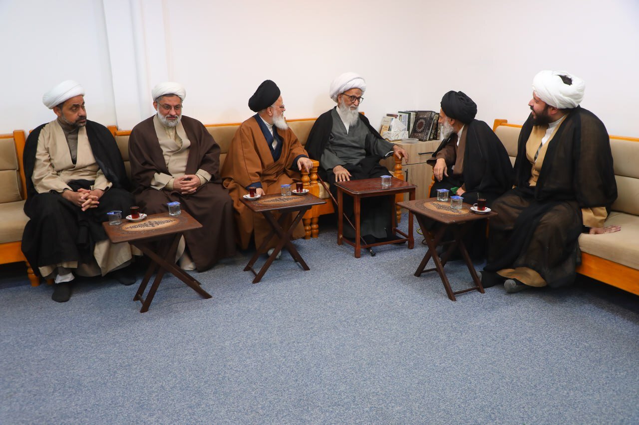 آية الله النجفي يستقبل ممثل آية الله الخامنئي في العراق