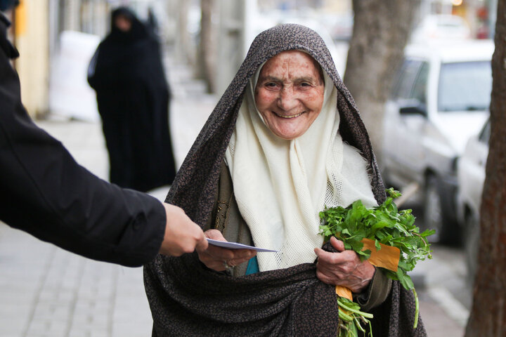 گزارش تصویری | توزیع دعوتنامه افطاری حرم مطهر رضوی در مشهد
