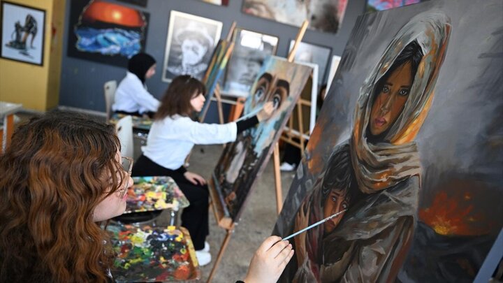 تقرير مصور/ طلاب ثانوية مدرسة في مدينة تركية يتضامنون مع غزة من خلال رسم لوحات فنية