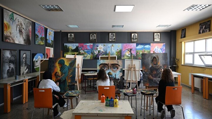 تقرير مصور/ طلاب ثانوية مدرسة في مدينة تركية يتضامنون مع غزة من خلال رسم لوحات فنية