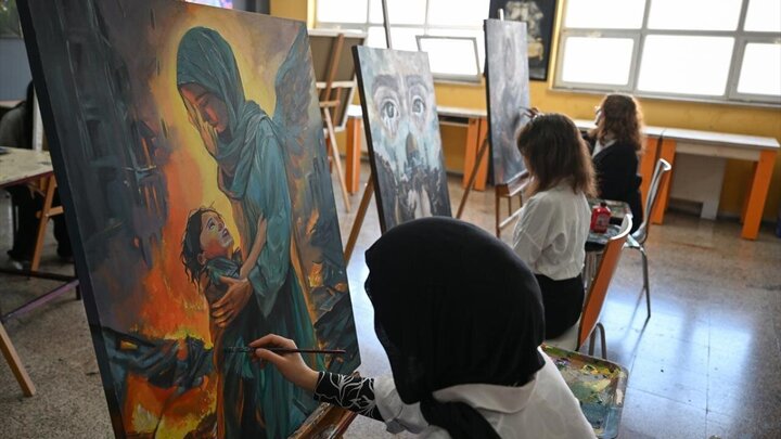 تقرير مصور/ طلاب ثانوية مدرسة في مدينة تركية يتضامنون مع غزة من خلال رسم لوحات فنية