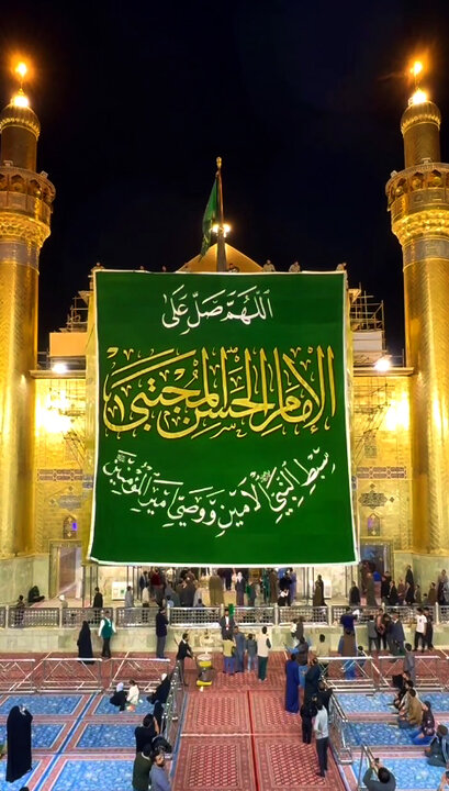 ویدیو | نصب پارچه‌نوشت میلاد امام حسن(ع) در ایوان باصفای نجف